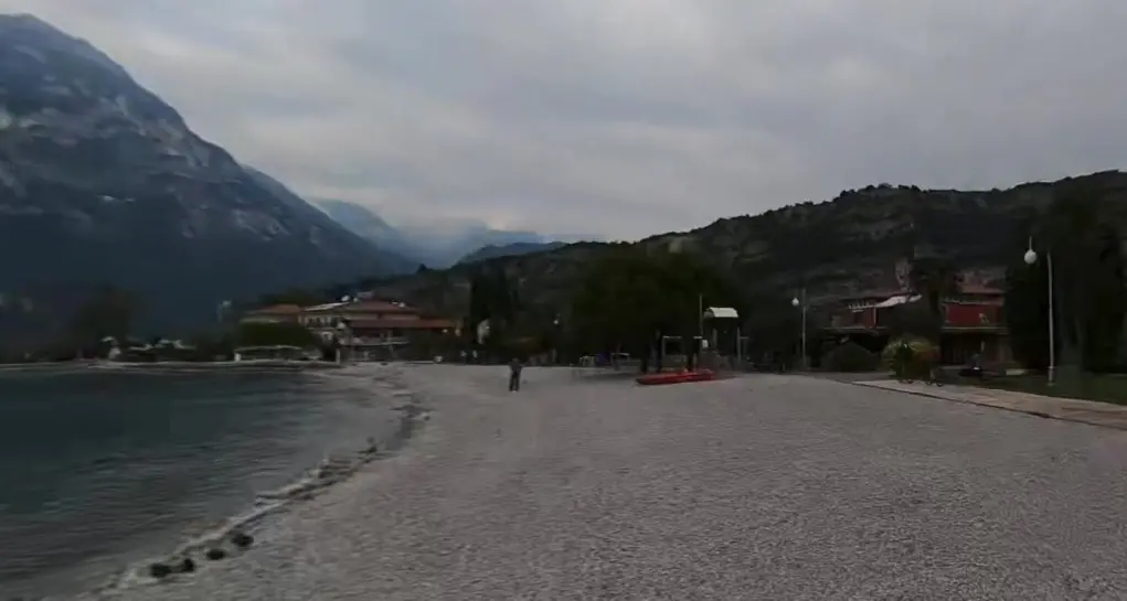 Ancora senza nome l'anziano morto ieri in riva al lago a Torbole