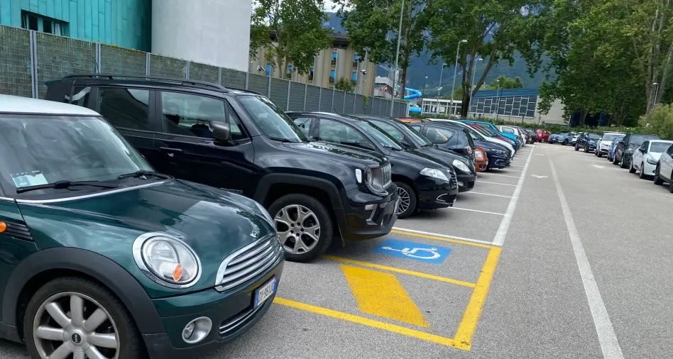 L’auto del medico sul posto disabili al Santa Chiara, dalla denuncia alla replica: «quel medico è disabile, chi ha inviato la foto lo sapeva»