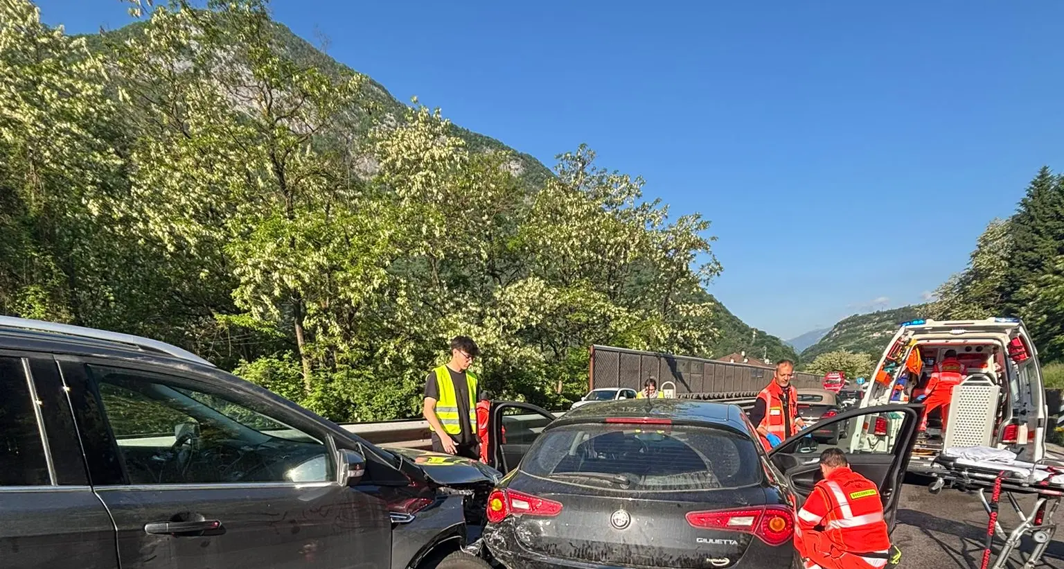Incidente alla Mochena, 5 auto coinvolte. Code verso Trento