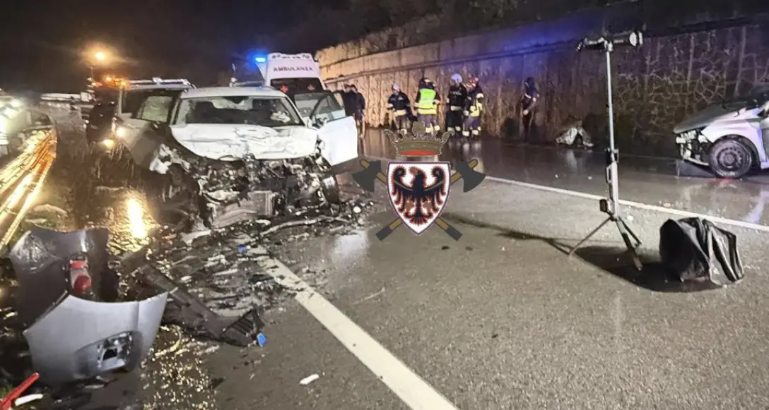 Restano sempre gravi le condizioni del 22enne ferito nello scontro a Denno