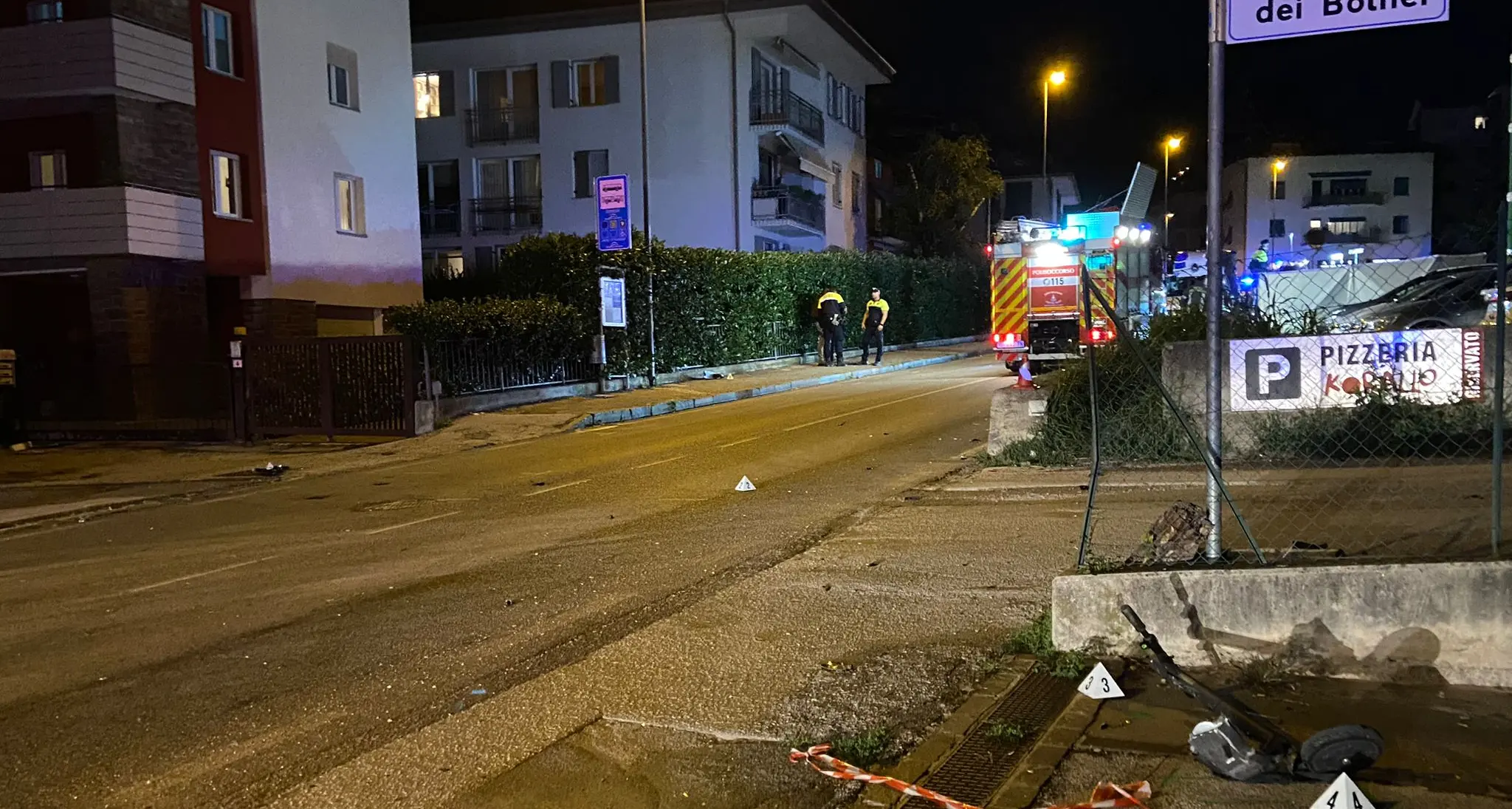 Scontro moto-monopattino nei pressi della pizzeria Korallo di Trento: morta una 16enne e un motociclista