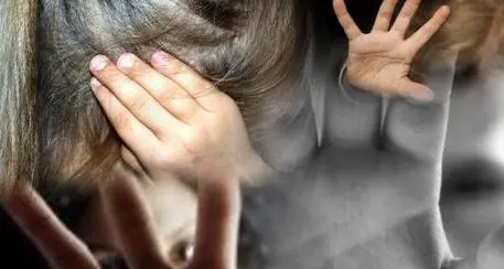 Molestie su una bambina: arrestato a Trento un ex pastore evangelico che in un audio ammette tutto