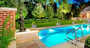 Bimbo di due anni cade nella piscina di casa e annega