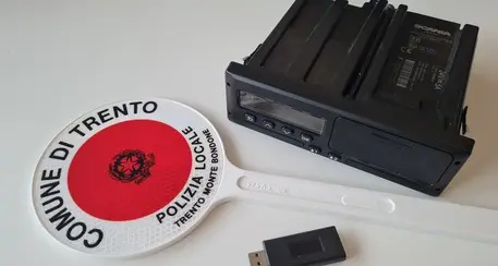 Sequestrato dalla polizia locale di Trento un nuovo congegno per manipolare il satellitare dei tir