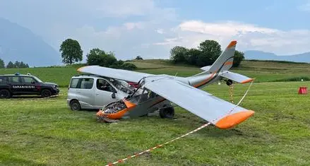 Comano: ultraleggero in fase di decollo finisce contro delle auto, feriti il pilota e l’allievo di 79 anni