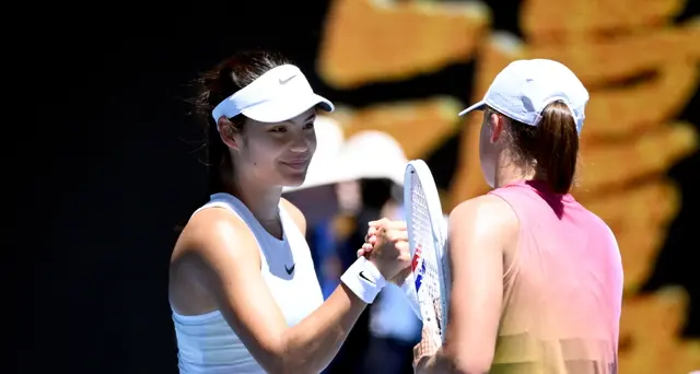 Australian Open: Swiatek agli ottavi, cede un game a Raducanu
