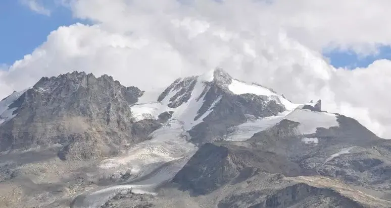 Precipitano per centinaia di metri sul Gran Paradiso: morti tre alpinisti trentini