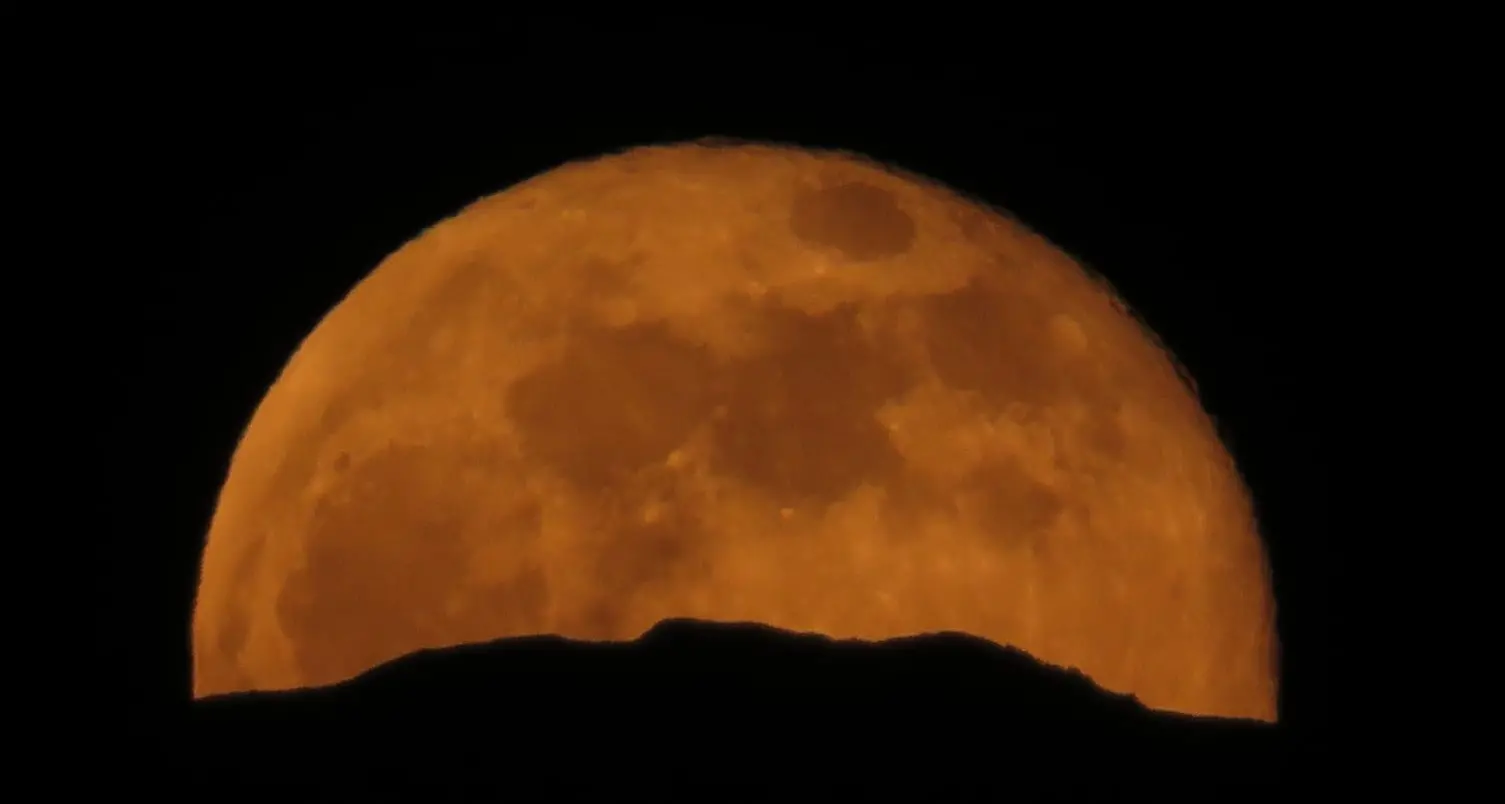 Che meraviglia la “Superluna” di stanotte, guarda le fotografie fatte in Valsugana
