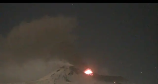 Etna: attività stromboliana dal cratere Voragine, colata ferma