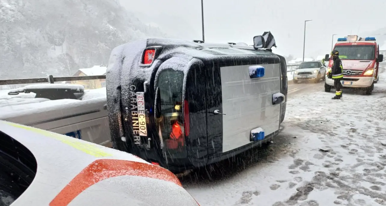 Roncone: neve sulla strada, l'auto dei carabinieri si ribalta sulla statale