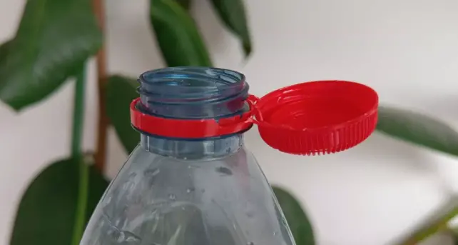 Dal 3 luglio in tutta Europa obbligo di tappi di plastica \"attaccati\" alle bottigliette (ecco perché)