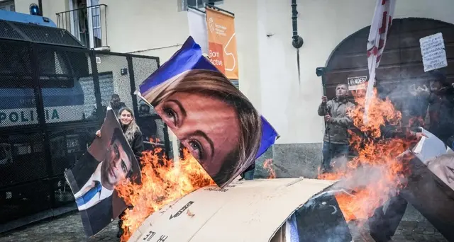 G7: corteo contro vertice, bruciate effigi dei capi di governo
