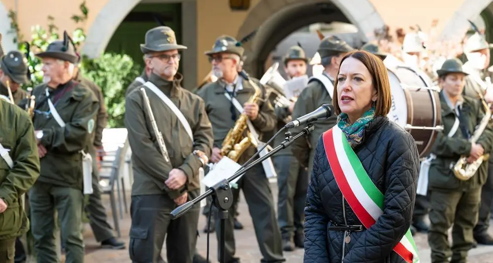 Libera dai domiciliari, la sindaca Santi annuncia: \"Alle 17,30 sarò in piazza per accendere le luminarie\"