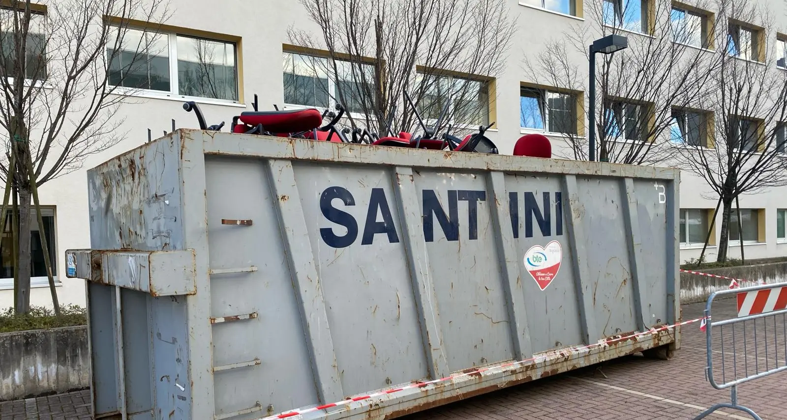 Perché l'Azienda Sanitaria butta via, dai suoi uffici, centinaia di poltroncine per comprarne di nuove?