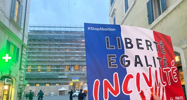 Aborto: Pro Vita, flash mob davanti alle ambasciate francesi