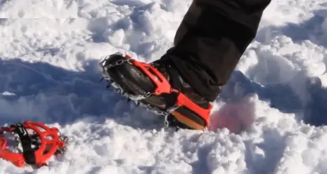 Non c’è neve, ma c’è il ghiaccio, il Soccorso Alpino: «E’ sempre bene avere ed indossare i ramponcini»