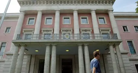 Incendiata l'auto di un funzionario dell'ambasciata italiana a Berlino, vandalizzato il Consolato Generale a Barcellona