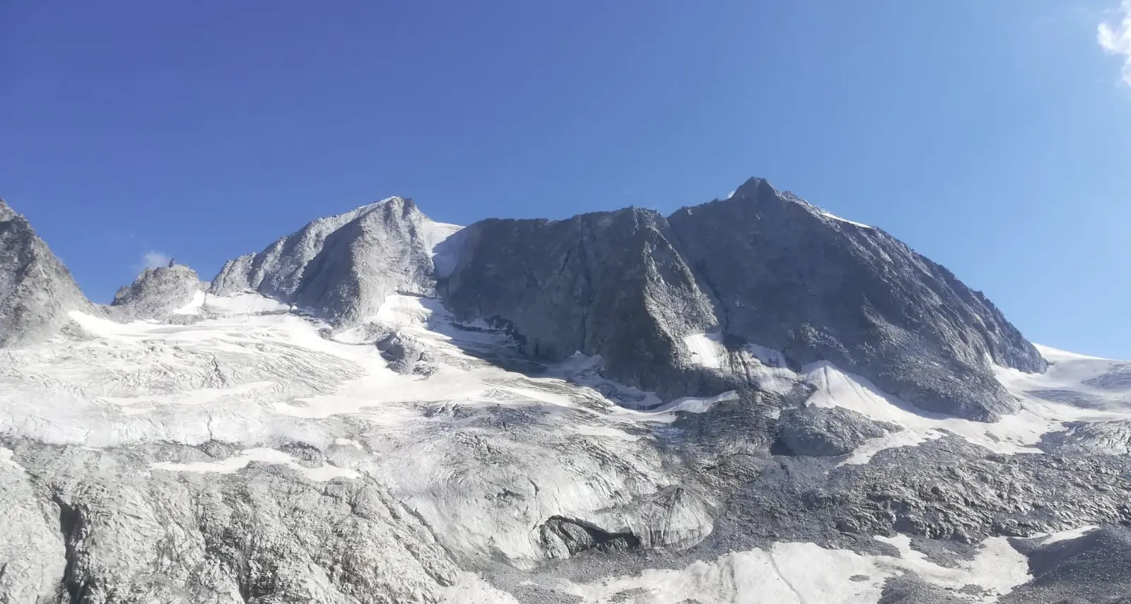 Infortunata sulla Presanella, soccorsa dall’elicottero, ma la nebbia costringe il Soccorso Alpino a portarli sulla cima e scendere dall’altra