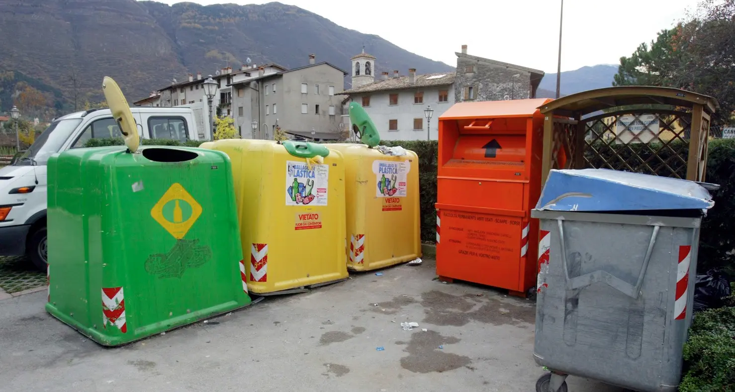 Stangata sulle tariffe dei rifiuti, la giunta Fugatti aumenta i costi, la rivolta dei sindaci: «40 per cento in più, e hanno aspettato la fine dell’anno...»