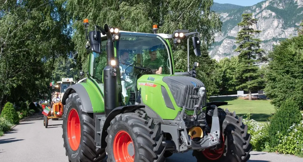 Fine scuola a San Michele all'Adige: con la sfilata dei trattori – LE FOTO