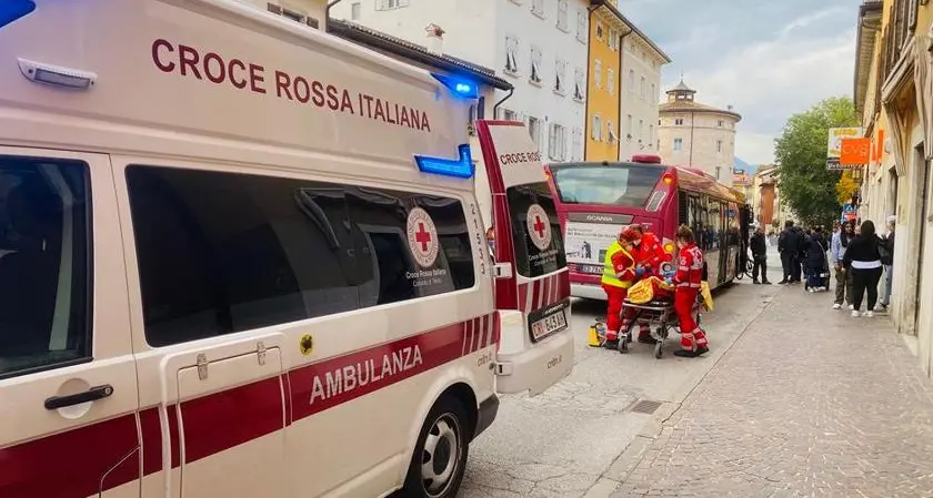 Via Santa Croce: ragazza con la bicicletta urtata da un autobus, portata al Santa Chiara