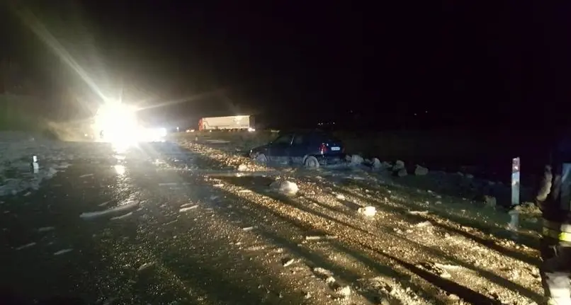 Val Venosta, auto colpita da una frana: illese le persone a bordo. Passo Resia irraggiungibile
