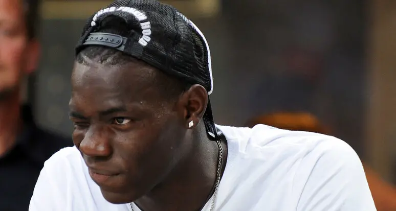 Paura per Balotelli a Brescia: finisce fuori strada, macchina distrutta