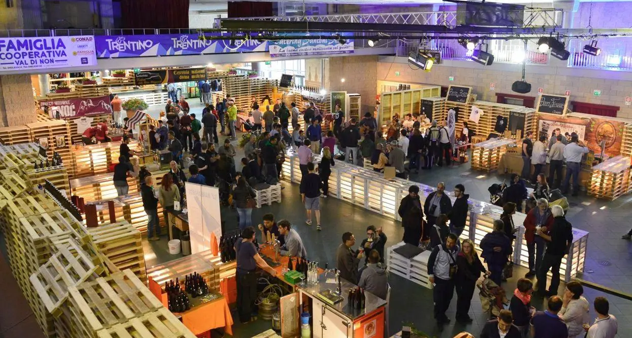Un weekend a tutta birra: a Fondo torna il festival Cerevisia, il meglio delle «craft» locali