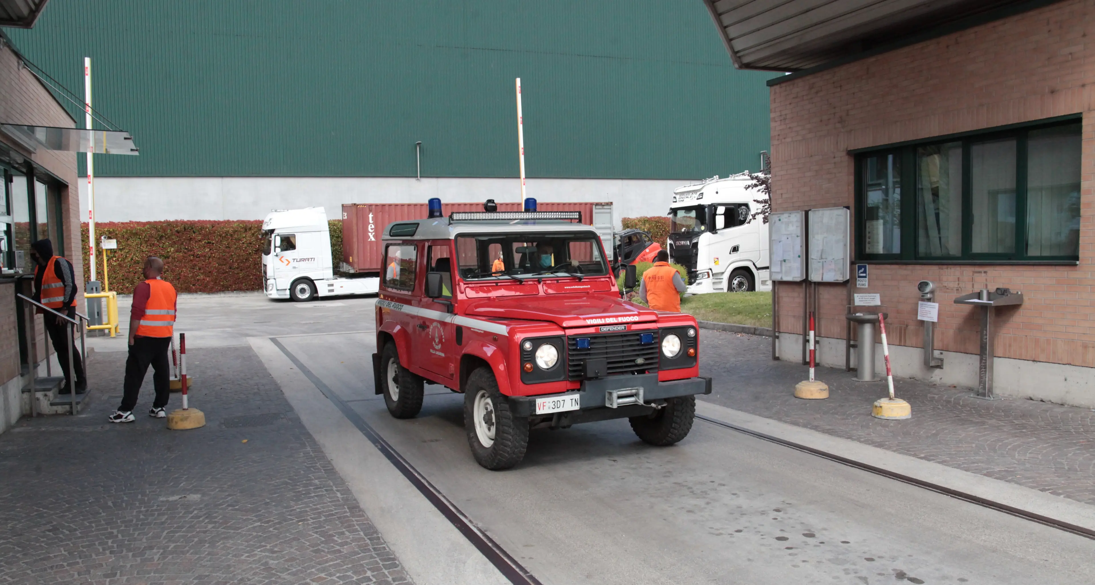 Si ribalta con il muletto, operaio ferito alla Cartiera di Villa Lagarina, soccorso dall’elicottero