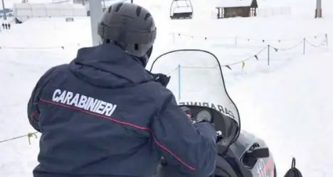 Abbandonano il figlio di 2 anni in carrozzina al freddo per sciare, denunciati. Fugatti: “Incredibile”