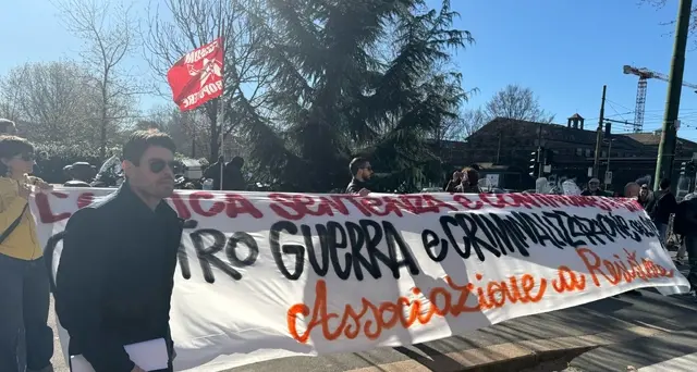 Askatasuna: presidio antagonisti a Palazzo giustizia Torino