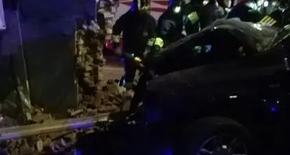 Reggio Emilia: auto contro una casa, morti una donna e tre bambini