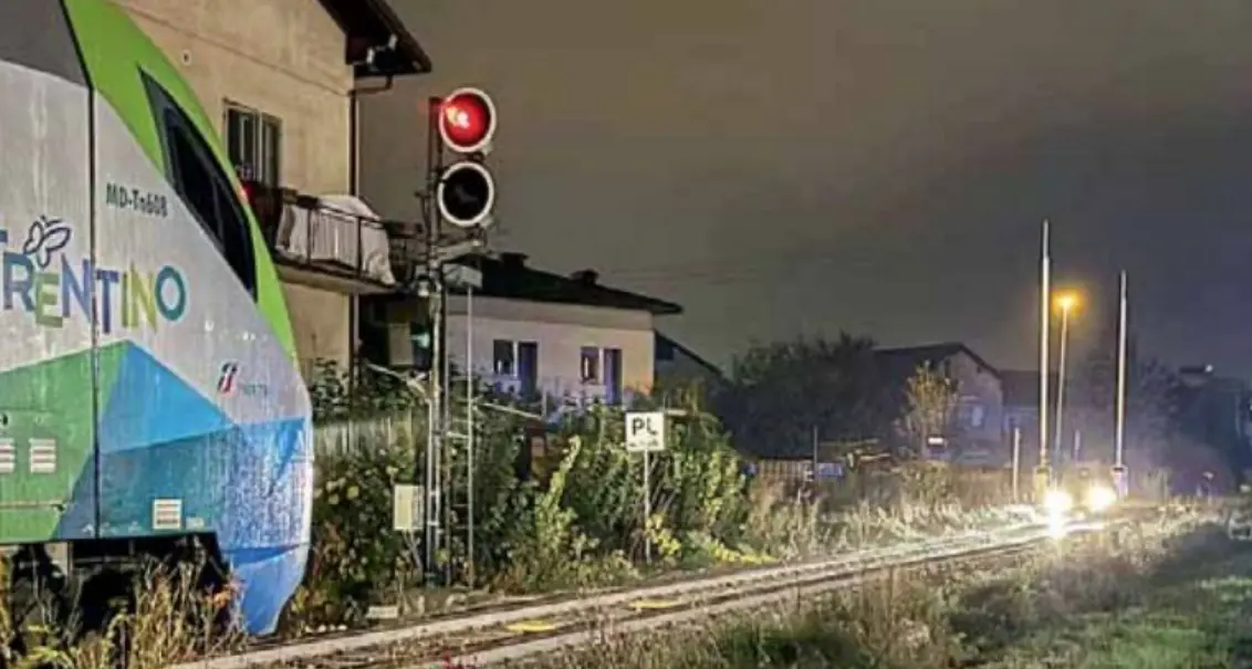 Con la macchina finisce sui binari, attimi di paura a Pergine: conducente ubriaco