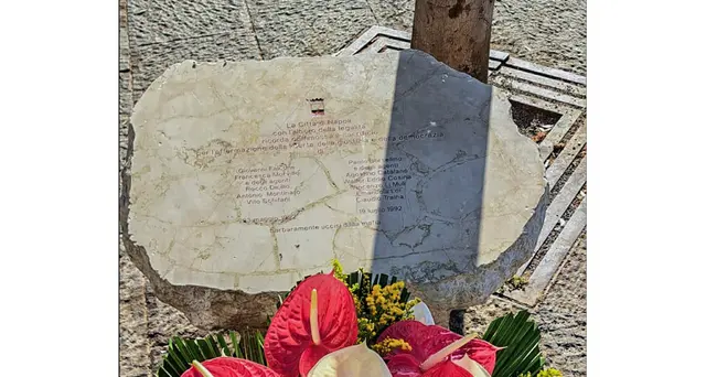 Borsellino: a Napoli corona di fiori in piazza Municipio