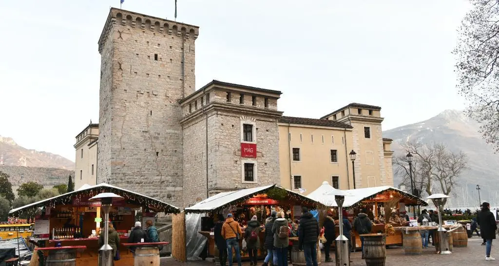 Il Trentino si prepara al Natale: ai Mercatini tra ultimi acquisti e brulè in compagnia