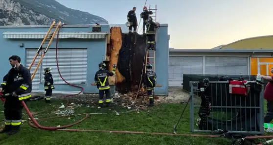 Dro, fiamme all'asilo (che è tutto di legno), intervento dei vigili del fuoco in piena notte
