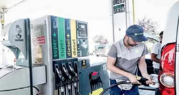 Tabarelli (Nomisma Energia): «Gli aumenti dovuti ai tagli arabi. Solo auto elettriche in futuro? Illusione»