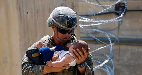 Ritrovato il neonato scomparso dopo essere stato affidato ai marines all'aeroporto di Kabul