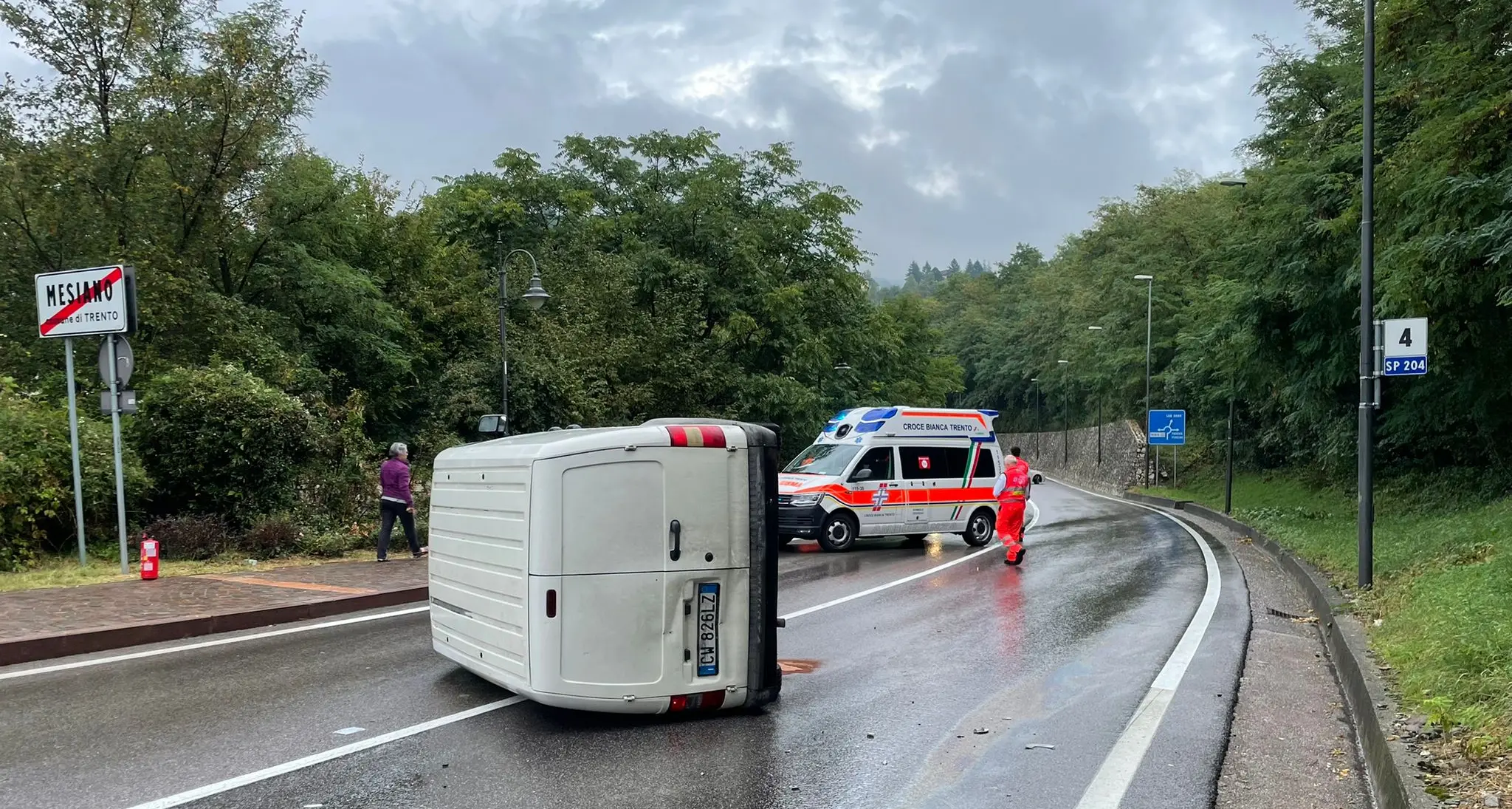 Piove, carambole di auto: Mercedes contro il muro sulla Valsugana e furgoncino rovesciato a Mesiano