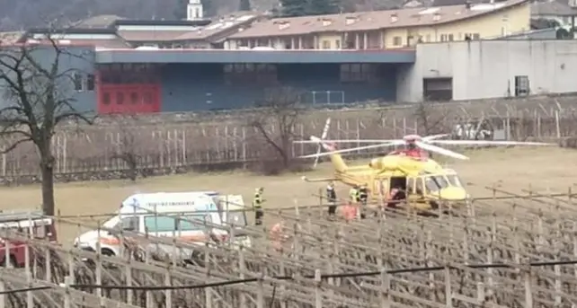 Bimbo di due anni schiacciato dal portone a Pomarolo: trasferito a Verona con l’elicottero