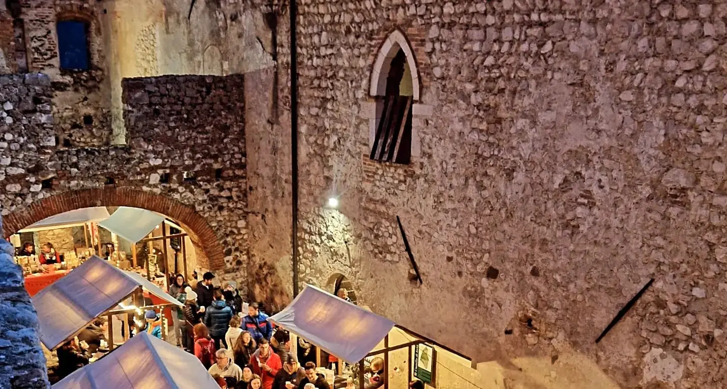 Chiude oggi con il record di visitatori il Mercatino di Natale al Castello di Avio