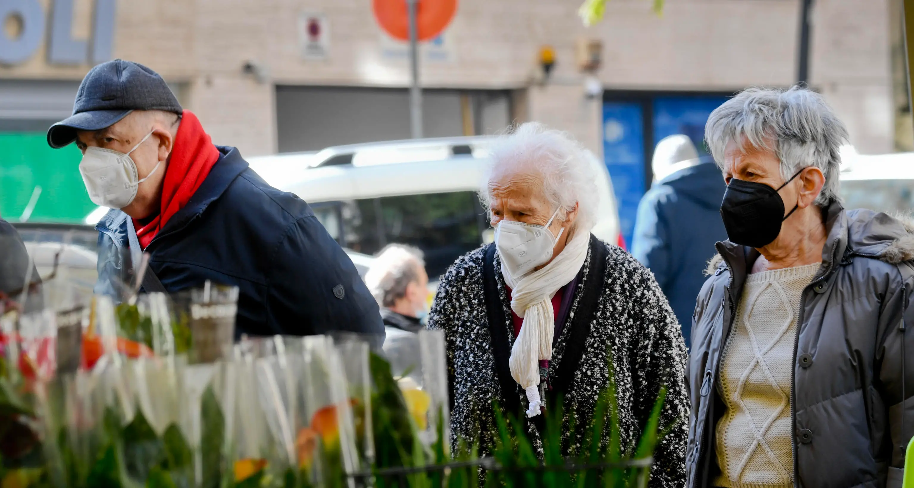 Da domani stop alle mascherine all'aperto, il parere di quattro esperti: «era meglio aspettare ancora un po’, ma al chiuso è essenziale»