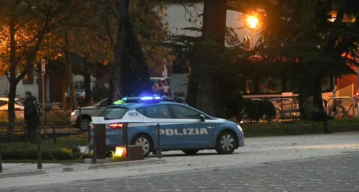 Gli spacciatori arrivavano da Verona con il treno: dopo ore di appostamenti, arrestati dagli «orsi» della Mobile