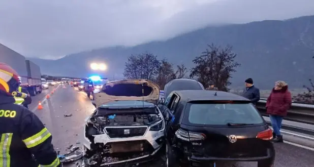 Violento scontro fra tre auto a Levico: traffico in tilt sulla Valsugana