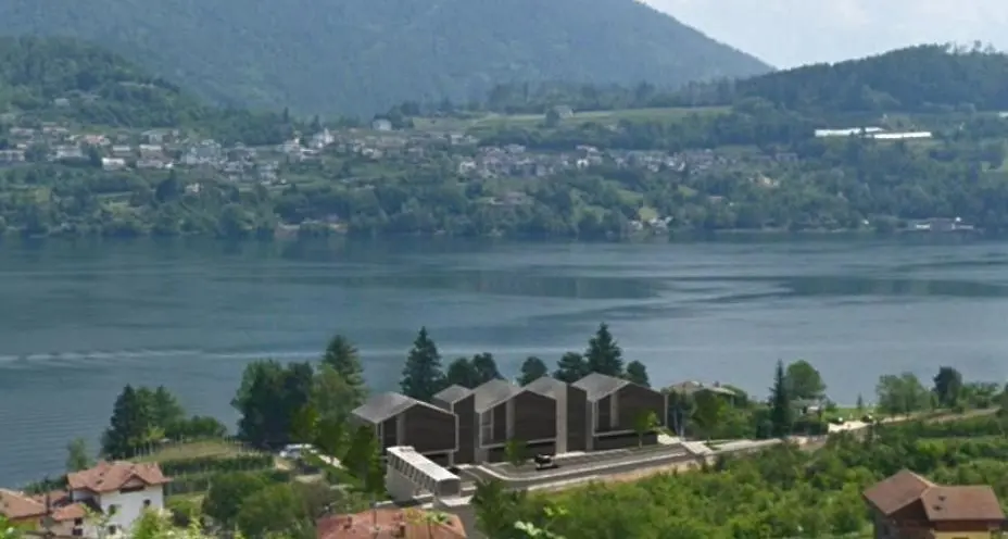 Augsburgerhof, sul lago di Caldonazzo via libera alla lottizzazione del Cus: centro sportivo, park e passerella