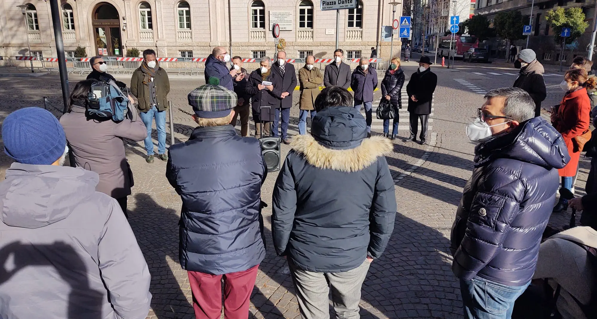 Proiettili e minacce no vax, lanciata una raccolta firme per dire no ai toni violenti «e ribadire la fiducia nella scienza»