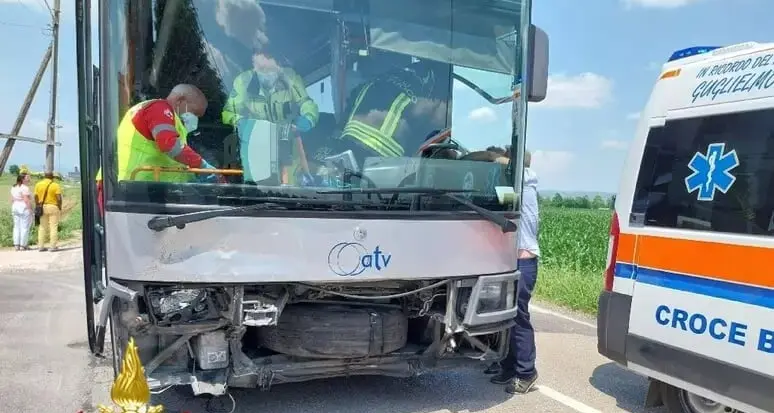 Bus di linea esce di strada a Verona, 7 passeggeri feriti