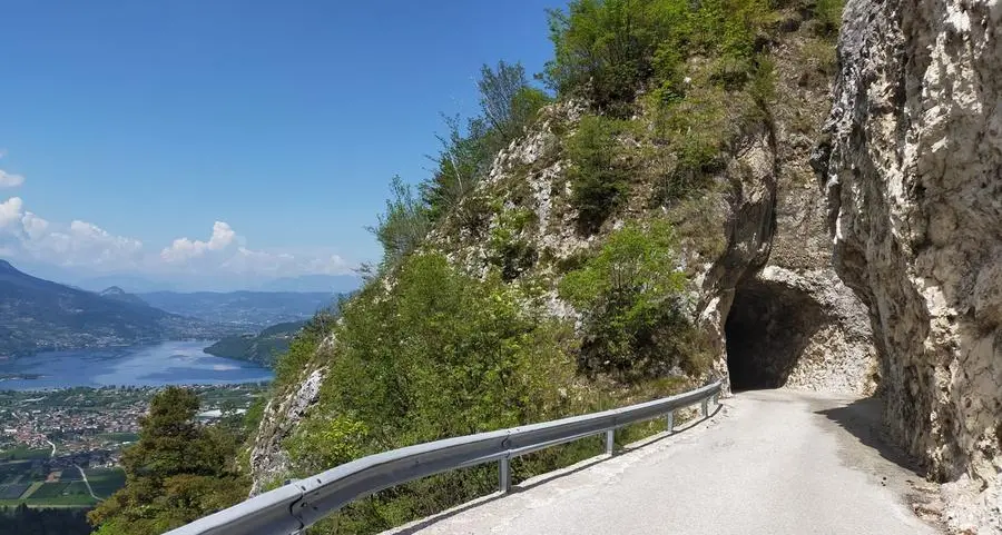 Un masso si stacca dalla parete e travolge un operaio