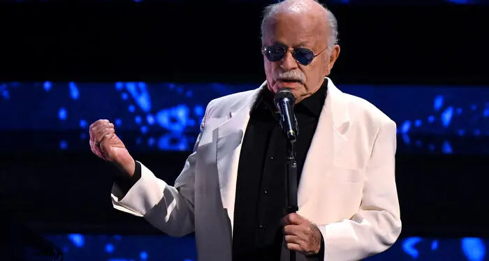 Sanremo, «il cielo in una stanza» di Gino Paoli riempie la sala dell’Ariston