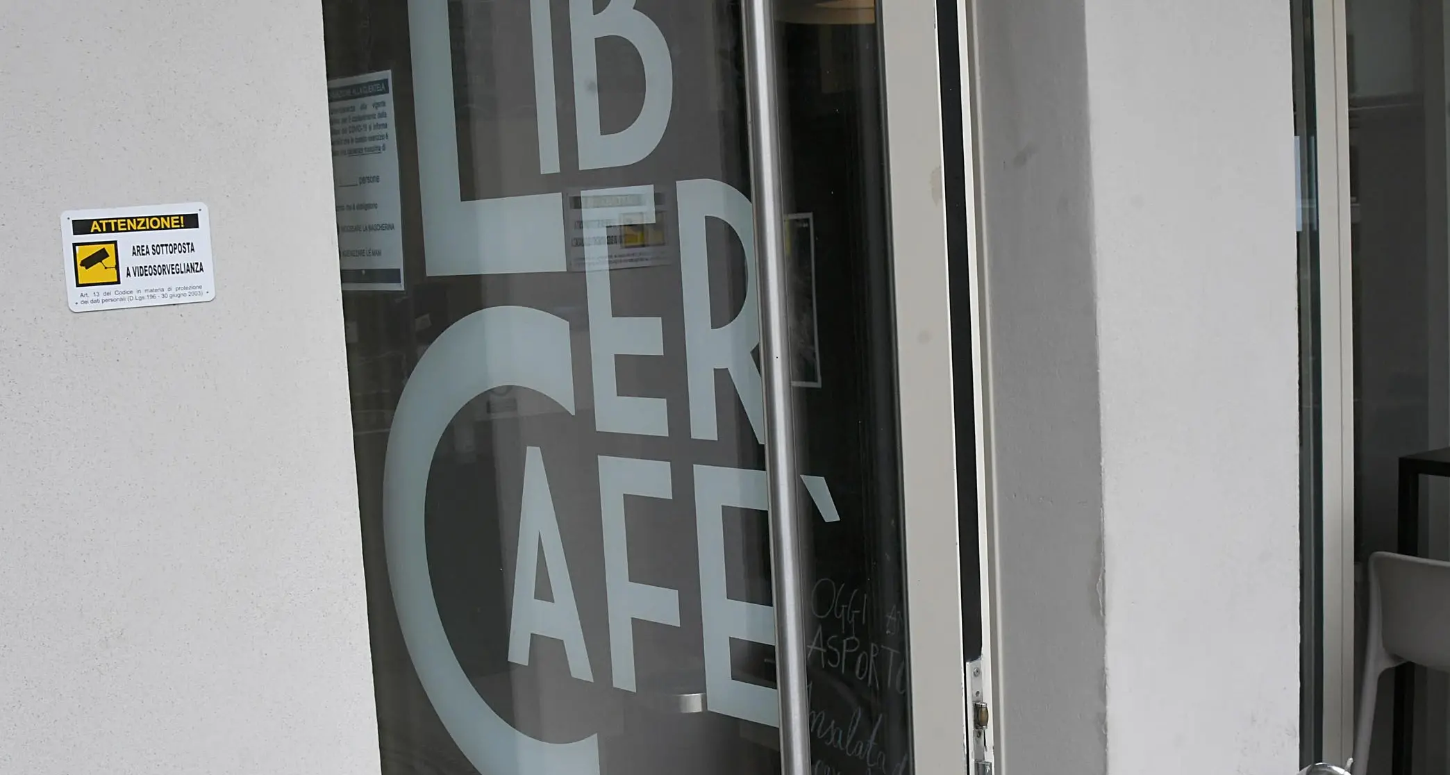 Ladri al Liber Café di piazza Dante, spariti un computer ed un palmare di servizio